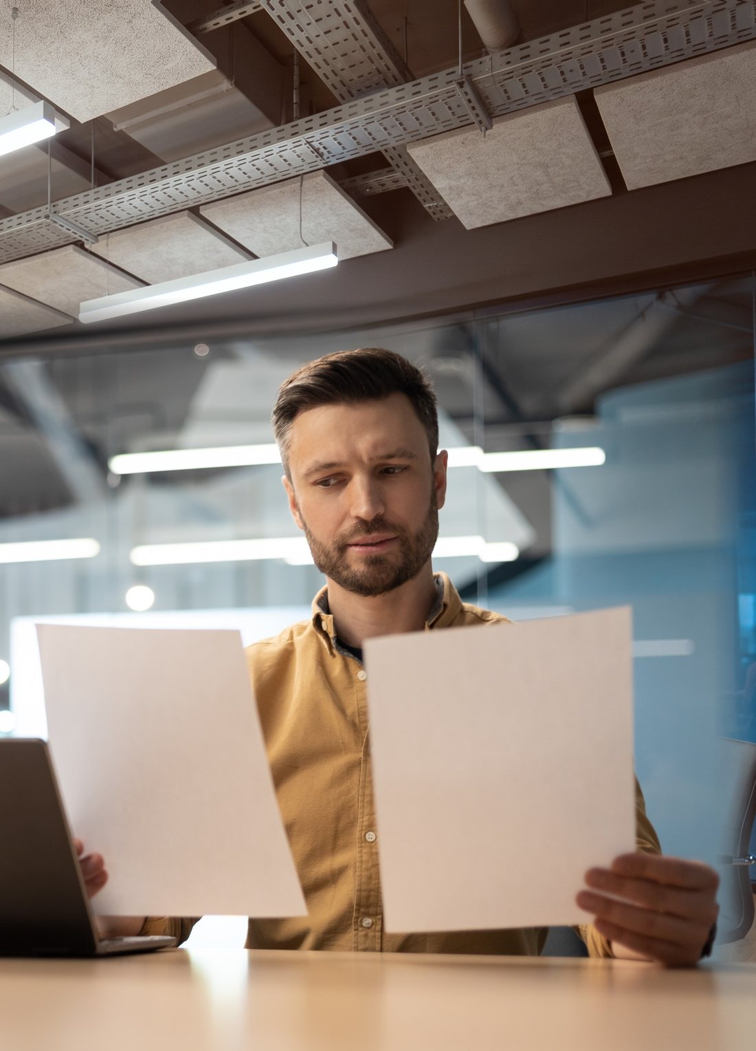 Ufficio acquisti che controlla ordini e conferme dei fornitori